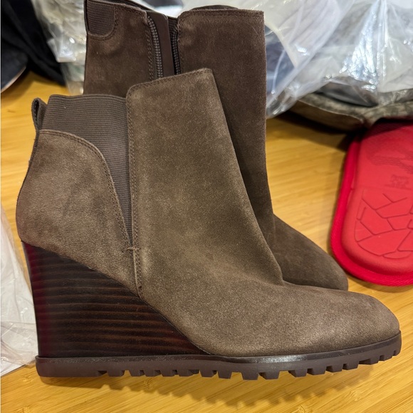 Nine West Suede Born Wedge Heats 7.5 NWOT - Picture 1 of 3